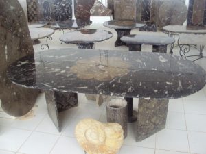 Tavolo in marmo nero con fossili