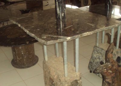 Tavolino in marmo con fossili