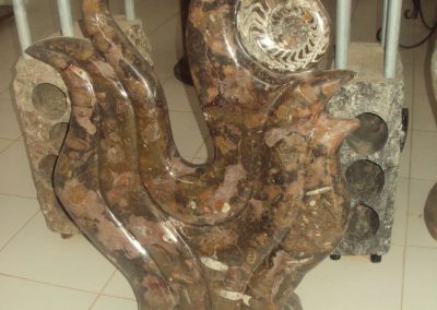 Sculpture en marbre avec des fossiles