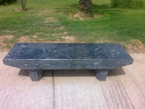 Panchina in marmo nero con nautili